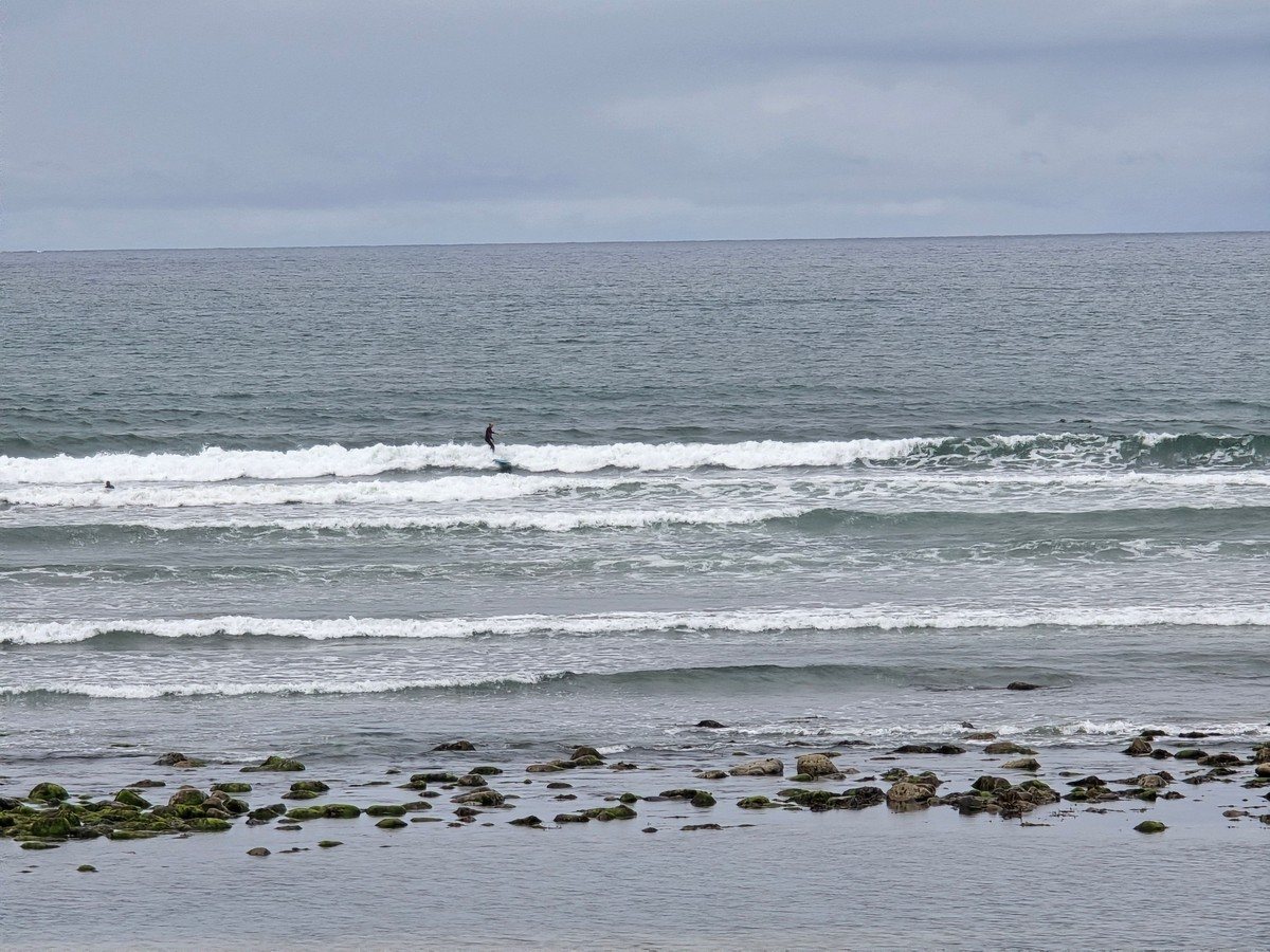 2-3ft Waves, Light WNW 10kts onshore wind, Air temp 17C water temp 17.8C, Low tide 12:42 and High tide 19:21 and 07:47